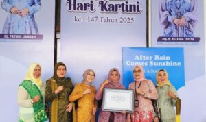 Pemprov Kalsel Berikan Penghargaan Kartini Banua Menginspirasi Kepada KWT Anggrek Merah Kabupaten HSU