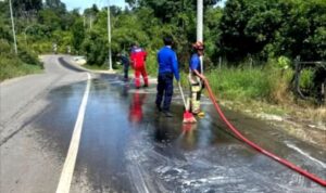 Tim Disdamkarmat Barut Bersihkan Tumpahan Diduga Solar di Jalan H. Koyem