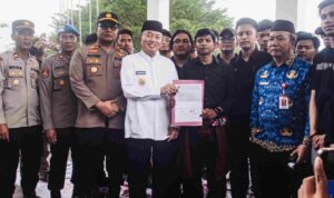 Dihadapan Demo BEM, Gubernur H. Muhidin Ajak Mahasiwa Turut Mengawasi Sekolah