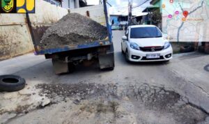 Dinas PUPR Barito Utara Timbun Jalan Berlubang di Jalan Pertiwi Muara Teweh