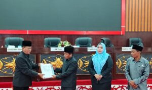 Rapat Paripurna DPRD Murung Raya, Penyerahan Tiga Buah Raperda dan Penyampaian Hasil Reses