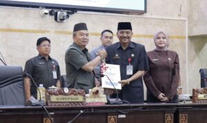 Fraksi DPRD Kalsel Sampaikan Pandangan atas Raperda Perubahan APBD 2025