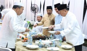 Gubernur Berbuka Puasa dan Sholat Magrib Berjamaah di Kediaman Pj. Sekdaprov Bersama Pejabat Pemprov