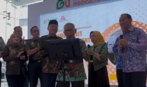 Gubernur H. Muhidin Terima Kejutan Sebuah Lagu “Hadiah Ulang Tahun” dari H. Imam Abror dan Istri Hj. Sunarti