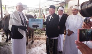 Gubernur H. Muhidin dan Wagub Hasnuryadi Seraahkan Bantuan Sapi Kurban di Masjid Sabilal Muhtadin Banjarmasin