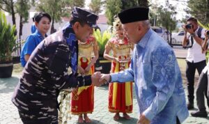Gubernur Kalsel H. Muhidin Sambut Kedatangan Panglima Komando Armada II, Laksda TNI I Gung Putu Alit Jaya di VIP Room Bandara Syamsuddin Noor