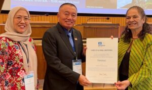 Gubernur Kalsel H. Muhidin Terima Sertifikat UNESCO Global Geopark (UGGp) Meratus dari UNESCO di Paris Perancis