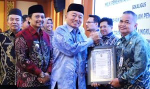 Gubernur Serahkan Sertifikat Tanah Hak Pakai dan Penghargaan Pengelolaan Barang Milik Daerah Terbaik Lingkup SKPD dan UPT Pemprov