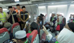 Gubernur dan Wagub Lepas Jemaah Calon Haji, H. Muhidin : Mudah-Mudahan Pian dalam Keadaan Baik-Baik dan Menjadi Haji Mabrur
