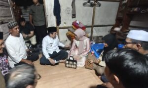 Jenguk Fitri, Gadis Hidup Sendiri di Sungai Tabuk Banjar, Wagub Hasnuryadi Sulaiman Serahkan Bantuan