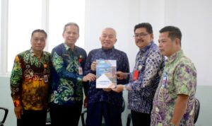 Ketua Dewan Pengawas RSUD Ulin Serahkan Laporan Tahunan 2024 ke Gubernur