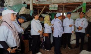 Kunjungi Bank Sampah Sekumpul, Menteri LH Hanif Faisol Targetkan Penyelesaian 100 Persen Pengelolaan Sampah pada 2029