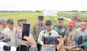 Menteri Pertanian Panen Raya dan Tanam Padi di Lokasi Optimasi Lahan di Kurau, Tanah Laut