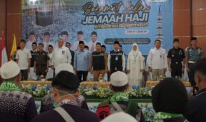 Pelepasan 420 CJH Kloter 1 Banjarmasin, Gubernur H. Muhidin Berpesan Jaga Stamina dan Tidak Memforsir Diri Sejak Awal