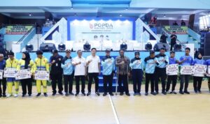 Pembukaan POPDA 2025, Gubernur Kalsel Serahkan Bonus Atlet Peraih Medali PON dan Perpanas