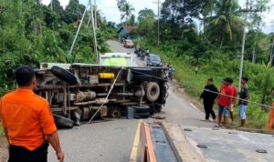 Personil Piket TRC Pusdalops PB BPBD Evakuasi Truck Terbalik di Jalan Poros Mtw-PCahu KM 7