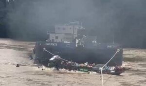 Tiga Penumpang Taksi Motor Terbalik di Sungai Barito Masih Ditelusuri Keberadaanya
