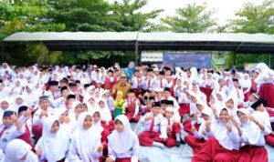 Gerakan Ayah Mengantar Anak Sekolah dan Minum Susu Bersama di MIS Karya Pembangunan