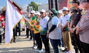 Bupati Heriyus Bersama Wakil Bupati Rahmanto Melepas 61 Peserta Karnaval Budaya Hari Jadi ke-23 Kabupaten Murung Raya