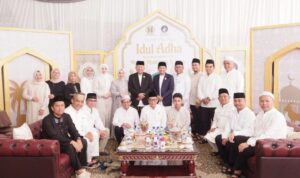 Silaturahmi Idul Adha 1446 H Gubernur H. Muhidin dan istri Hj. Fathul Jannah di Kediaman Wagub Hasnuryadi Sulaiman