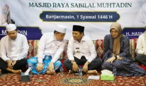 Wagub Hasnuryadi Didampingi Istri Ellyana Trisya Serahkan Zakat, Infaq dan Shadaqah kepada Masyarakat di Masjid Sabilal Muhtadin Banjarmasin