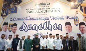 Wagub Hasnuryadi Sulaiman Menunaikan Zakat Fitrah dan Zakat Mal di Masjid Sabilal Muhtadin Banjarmasin