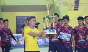 Wabup Batola Tutup Turnamen Futsal Bupati Cup 2025 dan Serahkan Trofi Juara