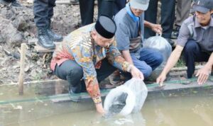 Bupati Batola Serahkan Bantuan Sarana Budidaya Ikan di Anjir Muara