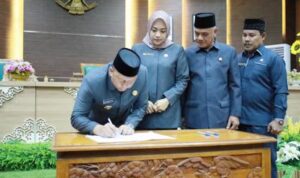 Raperda Perubahan APBD 2025 Disetujui, Pemkab dan DPRD Batola Teken Persetujuan Bersama