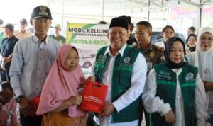 Bupati Batola Tinjau Layanan Mobil Keliling Cek Kesehatan dan Administrasi Kependudukan