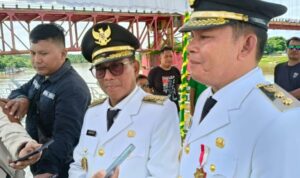Bupati Murung Raya dan Wakil Bupati Apresiasi Pengibaran Bendera Merah Putih di Jembatan Merdeka Puruk Cahu