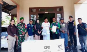 Lurah Lanjas Dampingi PPS Serahkan Logistik PSU dan Ajak Warga Sukseskan PSU