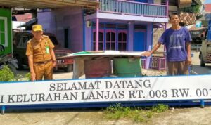 Lurah Lanjas Serahkan Gapura untuk RT, Fokus pada Program Pemberdayaan Non-Politik