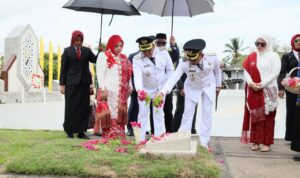 Pemkab Batola Ziarah ke Taman Makam Pahlawan 5 Desember