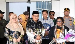 Pj Bupati, Sekda, dan FKPD Sambut Kedatangan Wamendagri di Bandara HMS