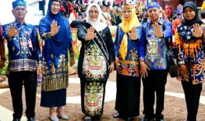 Pj Bupati dan Pj Ketua TP PKK Barut Dikukuhkan Sebagai Ayah dan Bunda Genre