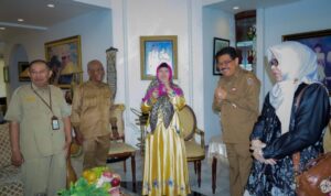 Plt. Asisten Pemerintahan dan Kesra Wakili Gubernur Kalsel Anjangsana ke Keluarga Gubernur Sjachriel Darham