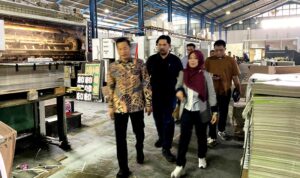 Sekda Barito Utara, Ketua KPU, dan Bawaslu Monitoring Produksi Surat Suara PSU di Pasuruan