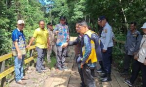 Bupati Yamin dan Ketua DPRD Bartim Tinjau Jembatan Rusak di Dusun Tengah