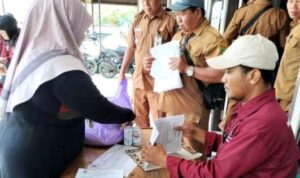 DKPP Barut Salurkan Bantuan Pangan untuk 75 KK Miskin & Lansia