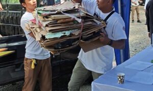 DLH Kalsel Gelar Pilah Sampah Berhadiah Sembako