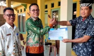 Disdukcapil Barut Serahkan Dokumen Kependudukan untuk ASN Purna Tugas