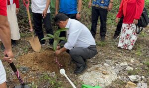 Diskominfo Kalsel Tanam Pohon Sambut Harjad ke-75 dan HUT ke-80 RI