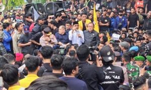 Ketua DPRD Kalsel Temui Massa dan Janji Kawal Aspirasi