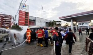 Mobil Carry Terbakar Depan SPBU Jalan Pramuka, 1 Warga Terdampak