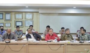 Pimpinan DPRD Kalsel Resmi Serahkan Tuntutan ARK ke DPR RI