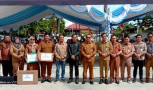 Pj Bupati Serahkan Peralatan Pendidikan untuk PAUD, SD & SMP