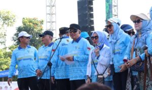 Ribuan Peserta Fun Walk Harjad ke-75 dan HUT ke-80 RI, Gubernur Serahkan Hadiah Umrah