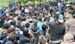 Supian HK Turun Langsung Temui Ribuan Demonstran di DPRD Kalsel