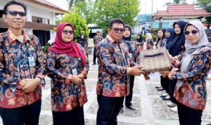 Kadisnakertranskop UKM Barut Beri Penghargaan ASN Berprestasi